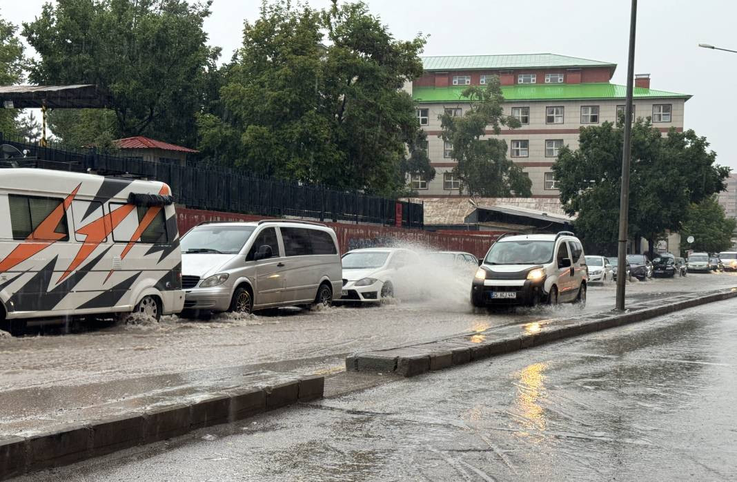 Erzurum'u sağanak vurdu! Evleri su bastı araçlar yolda mahsur kaldı - Resim: 16